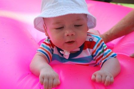 4.7.2010: Dnes bolo teplo, tak ma mama hodila do nafukovačky s vodou